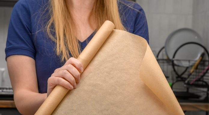 PAPIR ZA PEČENJE je među NAJOPASNIJIM stvarima koje koristite u kuhinji: Ovo sa njim NIKAKO ne biste smeli da radite