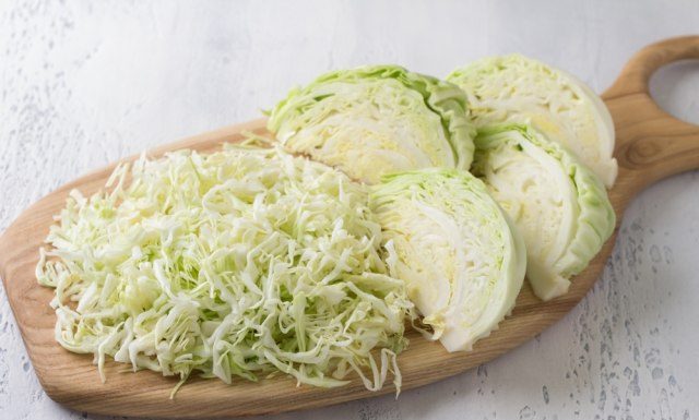 SVI GRIJEŠE U OVOME KADA PRAVE KUPUS SALATU: Trik je u sastojku koji se dodaje na samom kraju i potpuno mijenja ukus