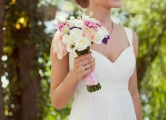 Glas podignut iznad šapata