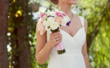 Glas podignut iznad šapata