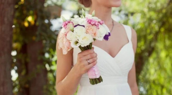 Glas podignut iznad šapata