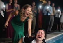 Njena jednostavna crna uniforma oštro se…