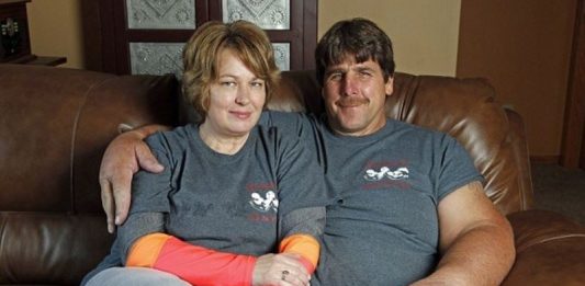 Ovaj čovek ima najveće ruke i šake na svetu, svojim izgledom zbunio i lekare: Njegov život ostavlja bez daha, a zbog žene bi pomerio i planine