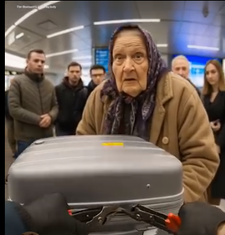 Kada je policajac otvorio bakin kofer, svi su zanemeli – priča o ljubavi, siromaštvu i pravilima koja ne poznaju emocije