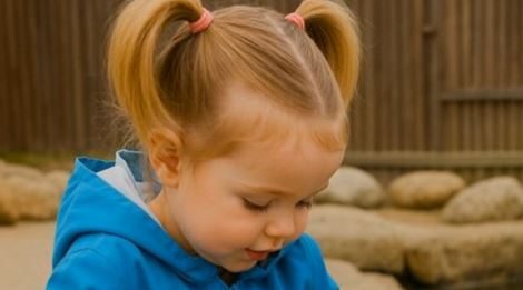 U zoološkom vrtu, devojčica je radosno igrala sa vidrom, očaravajući sve dok im nije prišao čuvar i hitno rekao: „Trebalo bi da odvedete svoju ćerku kod lekara…“