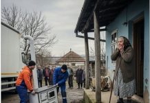 Starica je dala svoju ušteđevinu za sahranu komšiji da mu ne isključe struju: Selo joj se smejalo što će ‘umreti kao pas’, sve dok pred njenu straćaru nije stigao kamion sa novim nameštajem.