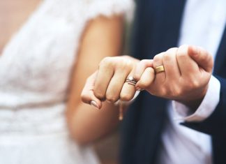 ŠOKANTNO OTKRIĆE NAKON 17 GODINA: Par sa troje djece saznao da su ROĐACI – ‘Sva naša djeca imaju po 10 prstiju!