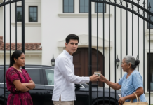 Sedamdesetogodišnja majka došla je kod sina po novac za lečenje. On joj je dao samo pakovanje testenine i oprostio se. Ali kod kuće, kada je otvorila paket, nije mogla da veruje svojim očima…