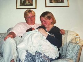 Imala sam samo 1 sliku sa biološkom majkom dok me je predavala usvojiteljki: Više od 20 godina sam je tražila, a onda stiže poruka koja mi je promenila život