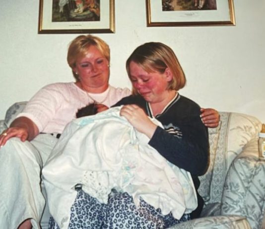 Imala sam samo 1 sliku sa biološkom majkom dok me je predavala usvojiteljki: Više od 20 godina sam je tražila, a onda stiže poruka koja mi je promenila život