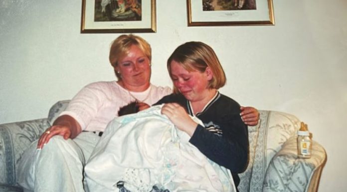 Imala sam samo 1 sliku sa biološkom majkom dok me je predavala usvojiteljki: Više od 20 godina sam je tražila, a onda stiže poruka koja mi je promenila život