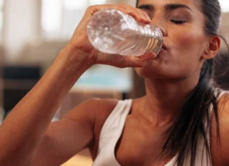NAJZGODNIJA ŽENA OTKRILA TRIK: Pijte vodu na ovaj način i KILOGRAMI SE SAMI TOPE
