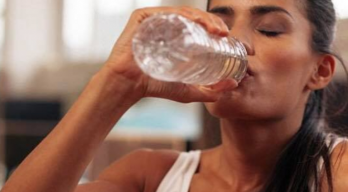 NAJZGODNIJA ŽENA OTKRILA TRIK: Pijte vodu na ovaj način i KILOGRAMI SE SAMI TOPE