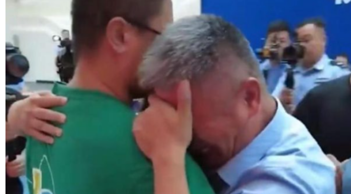 Tragao je više od 20 godina za sinom koga su otmičari odveli kad je bio beba: Nakon što je potrošio sav novac i izgubio svaku nadu, USLIJEDIO JE POZIV