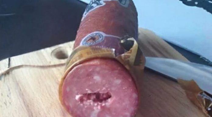 Pronašla sam USB u običnoj kobasici — u početku sam mislila da je slučajnost, dok nisam proverila šta se nalazi unutra.