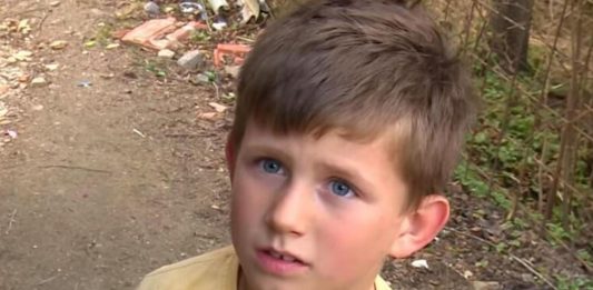 POTRESNA PRIČA DEČAKA IZ BOSNE KOJEG JE MAJKA OSTAVILA: ŽIVI BEZ STRUJE, NEMA GDE DA SE OKUPA, NJEGOVE REČI I ŽELJE BOLE