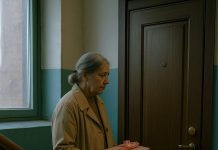 Žena je donijela unuci poklon i čula: “Bako, mama mi je rekla da te ne pustim unutra.”