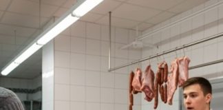 Svaki dan sedamdesetogodišnja penzionerka kupovala je kod mesara 40 kilograma mesa. Jednog dana mesar je odlučio da je prati kako bi saznao gde nestaje svo to meso.