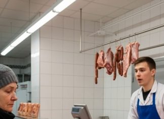 Svaki dan sedamdesetogodišnja penzionerka kupovala je kod mesara 40 kilograma mesa. Jednog dana mesar je odlučio da je prati kako bi saznao gde nestaje svo to meso.