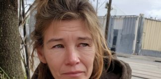 Na Dan zahvalnosti dao sam svoj kaput beskućnoj ženi. Dve godine kasnije pojavila se na mojim vratima — sa crnim rancem u rukama.