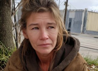 Na Dan zahvalnosti dao sam svoj kaput beskućnoj ženi. Dve godine kasnije pojavila se na mojim vratima — sa crnim rancem u rukama.