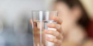 Pijte vodu sa malo ovog začina svako jutro i samo gledajte kako se salo brzo topi