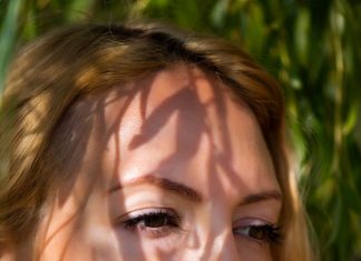 Svekrva mi je na venčanju dala smotuljak sa ceduljicom: Kad sam pročitala šta piše, nestala sam na 15 godina, a onda je usledio neviđeni šok