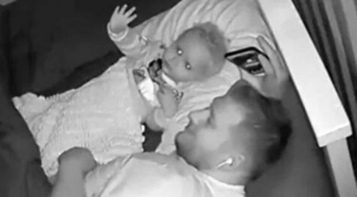 BEBA JE IZ KREVETA UPORNO MAHALA NEKOME: Kada je otac pregledao SNIMAK, umro je od straha