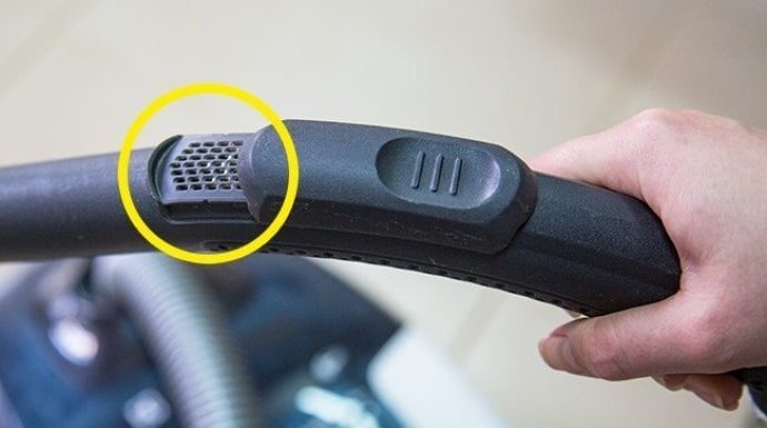 KAKO NAM OVO NIKO PRE NIJE REKAO: Svaki USISIVAČ ima OVE rupice na cevi, EVO ČEMU SLUŽE!