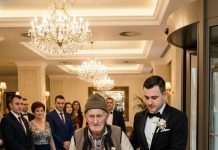 Sin je oterao oca sa svoje svadbe jer je nosio stare opanke: ‘Sramotiš me pred elitom!’. Minut kasnije, najbogatiji gost je prišao ocu, kleknuo i poljubio mu taj isti opanak.