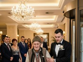 Sin je oterao oca sa svoje svadbe jer je nosio stare opanke: ‘Sramotiš me pred elitom!’. Minut kasnije, najbogatiji gost je prišao ocu, kleknuo i poljubio mu taj isti opanak.