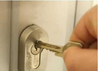Zašto nikada ne biste trebali ostavljati ključ u bravi preko noći?