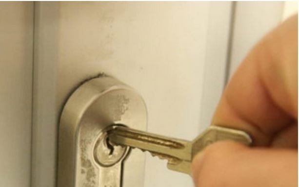 Zašto nikada ne biste trebali ostavljati ključ u bravi preko noći?