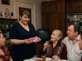 Tokom proslave, kada sam iznijela jela, svekrva me predstavila gostima: „A ovo je moja snaha, sada već bivša snaha. Moj sin će se uskoro razvesti od nje.” 😨