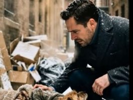 Direktor je pronašao devojčicu kako spava pored kante za smeće sa psom. Istina koju je otkrio duboko ga je dirnula