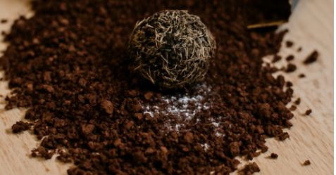 “Samo je htjela pripremiti svoju omiljenu kafu – ali ono što je pronašla u vrećici zauvijek joj je promijenilo pogled na svakodnevne stvari