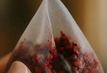 „Samo je htjela popiti malo čaja – ali ono što se pomaknulo u vrećici zauvijek joj je promijenilo jutro!“