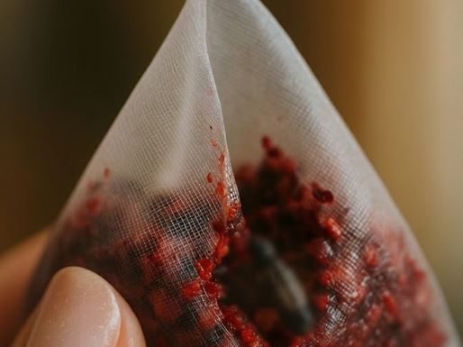 „Samo je htjela popiti malo čaja – ali ono što se pomaknulo u vrećici zauvijek joj je promijenilo jutro!“