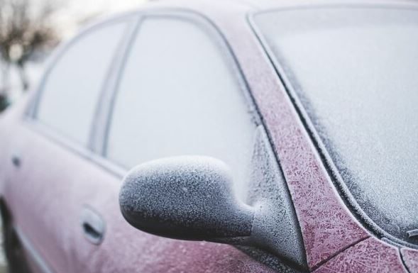 Poprskajte ovo uveče po šoferšajbi i ujutro neće biti zaleđena: Trik zlata vrijedan