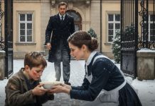 Ljubazna sluškinja je nervozno gledala kroz mali prozor vile, srce joj je bilo preplavljeno strahom….