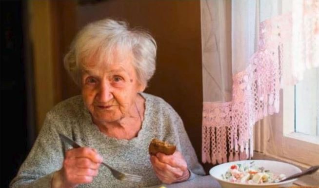 SVEKRVA JE DOŠLA KOD NAS NA VEČERU, A ZBOG ONOG ŠTO JE URADILA IZBACILA SAM JE IZ KUĆE: Muž je sad ljut na mene – ŠTA VI MISLITE?