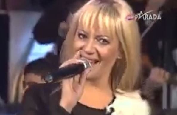 Harala je estradnom scenom 90-ih pa se povukla sa scene: Bila je ljubavnica, a onda se udala za 10 godina mlašeg oficira i u 42. godini rodila sina