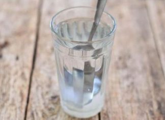 AKO VAM SE STALNO DEŠAVAJU LOŠE STVARI: Čašu vode napunite ovim i ostavite da stoji 24 sata! PREPOROD!