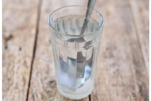 AKO VAM SE STALNO DEŠAVAJU LOŠE STVARI: Čašu vode napunite ovim i ostavite da stoji 24 sata! PREPOROD!