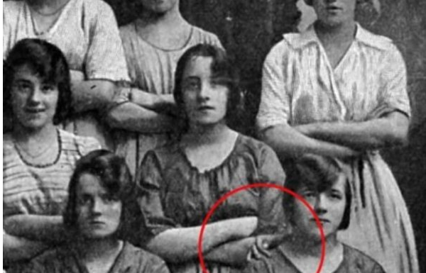 VIDITE LI JEZIV DETALJ NA SLICI STAROJ 117 GODINA? POGLEDAJTE DESNU STRANU: Kad Ugledate OVO ZALEDIT ĆETE SE OD ŠOKA