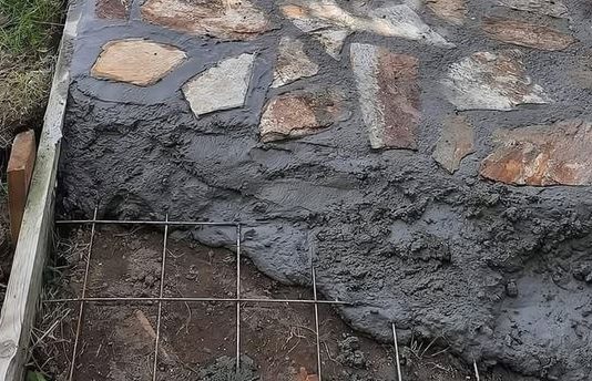 Sam/a sam izgradio/la rustikalnu kamenu stazu – evo kako