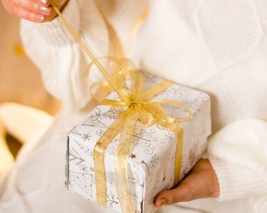 POKLONE OD OVIH LJUDI TREBA ODMAH BACITI ILI SPALITI: Nikako ih ne unosite u kuću