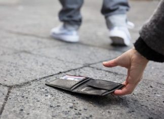 Mladić našao novčanik, a u njemu 300 dinara i PISMO sa adresom: Zakucao je na vrata, a onda se desio Š0K