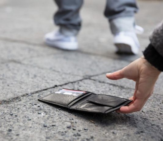 Mladić našao novčanik, a u njemu 300 dinara i PISMO sa adresom: Zakucao je na vrata, a onda se desio Š0K