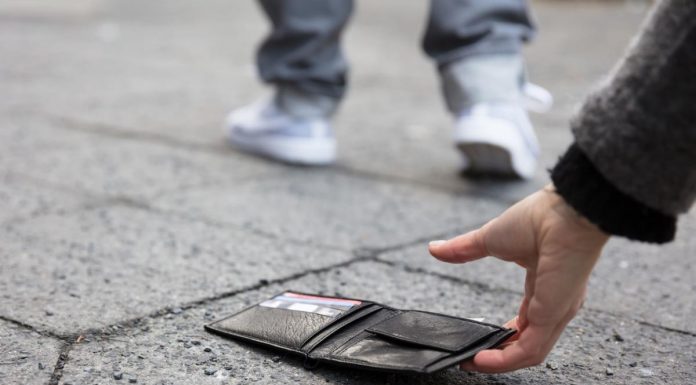 Mladić našao novčanik, a u njemu 300 dinara i PISMO sa adresom: Zakucao je na vrata, a onda se desio Š0K